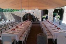 diner aan lange tafels